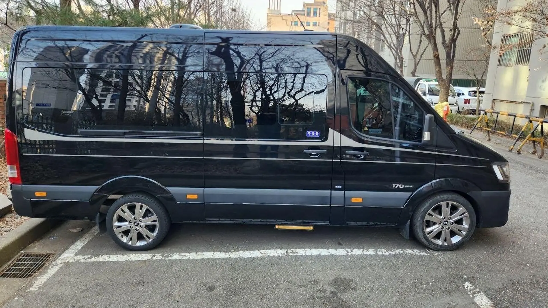 A black van parked outside a Seoul hotel, from the Incheon Airport pickup and drop-off listing